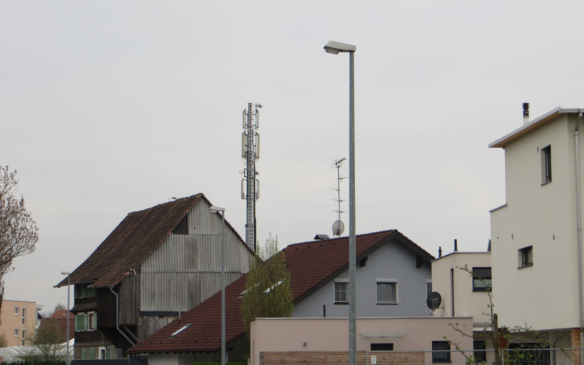 The strong transmission mast (UMTS and GSM, Category 3) permanently sends waves straight into the bedroom.