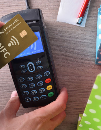Contactless payment with RFID and NFC is modern and dangerous